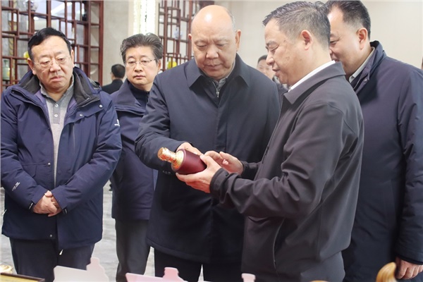 省領導李建中深入沅陵酒業調研，助力產業高質量發展。                                                